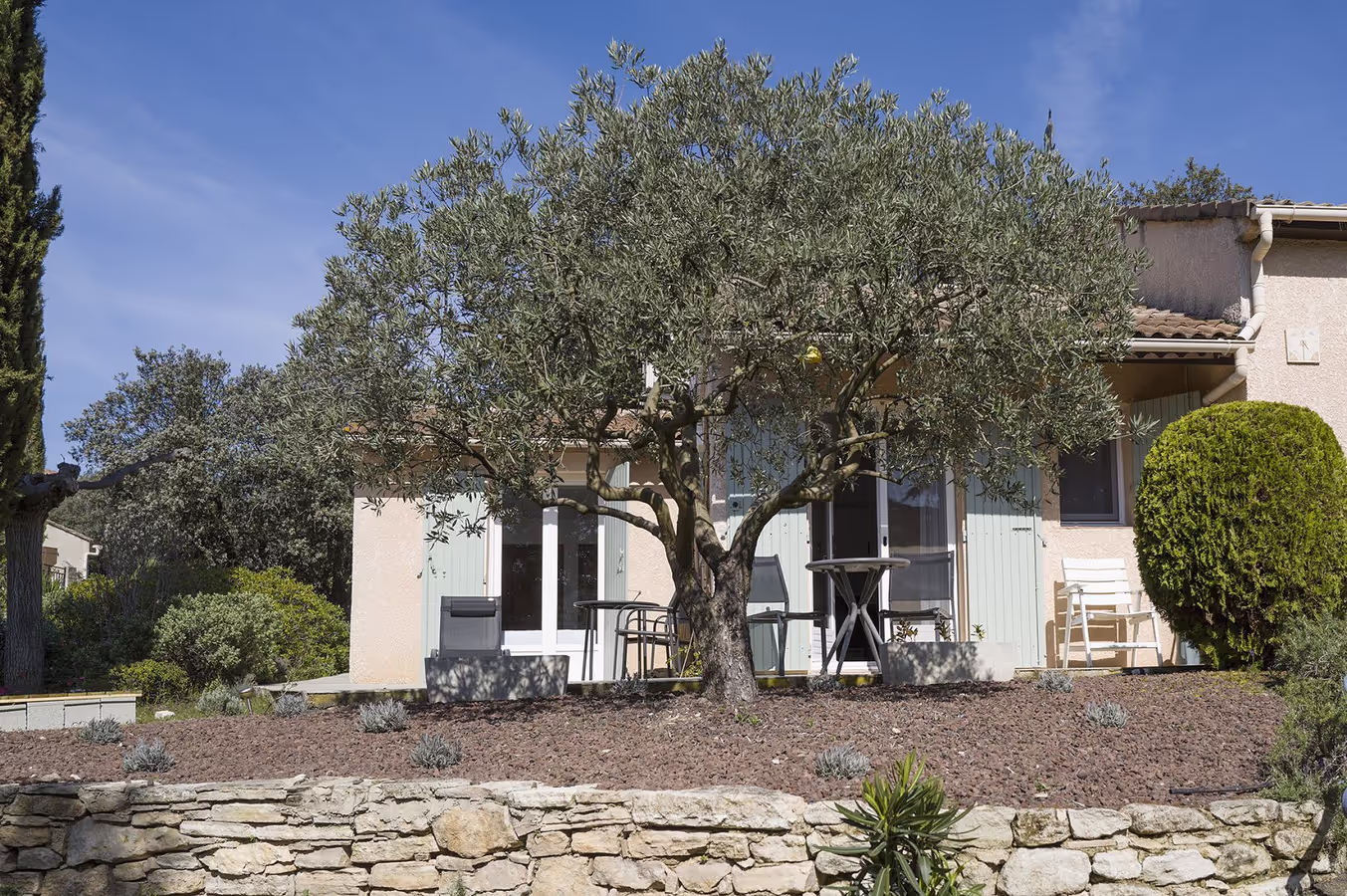 Façade de la maison et jardin